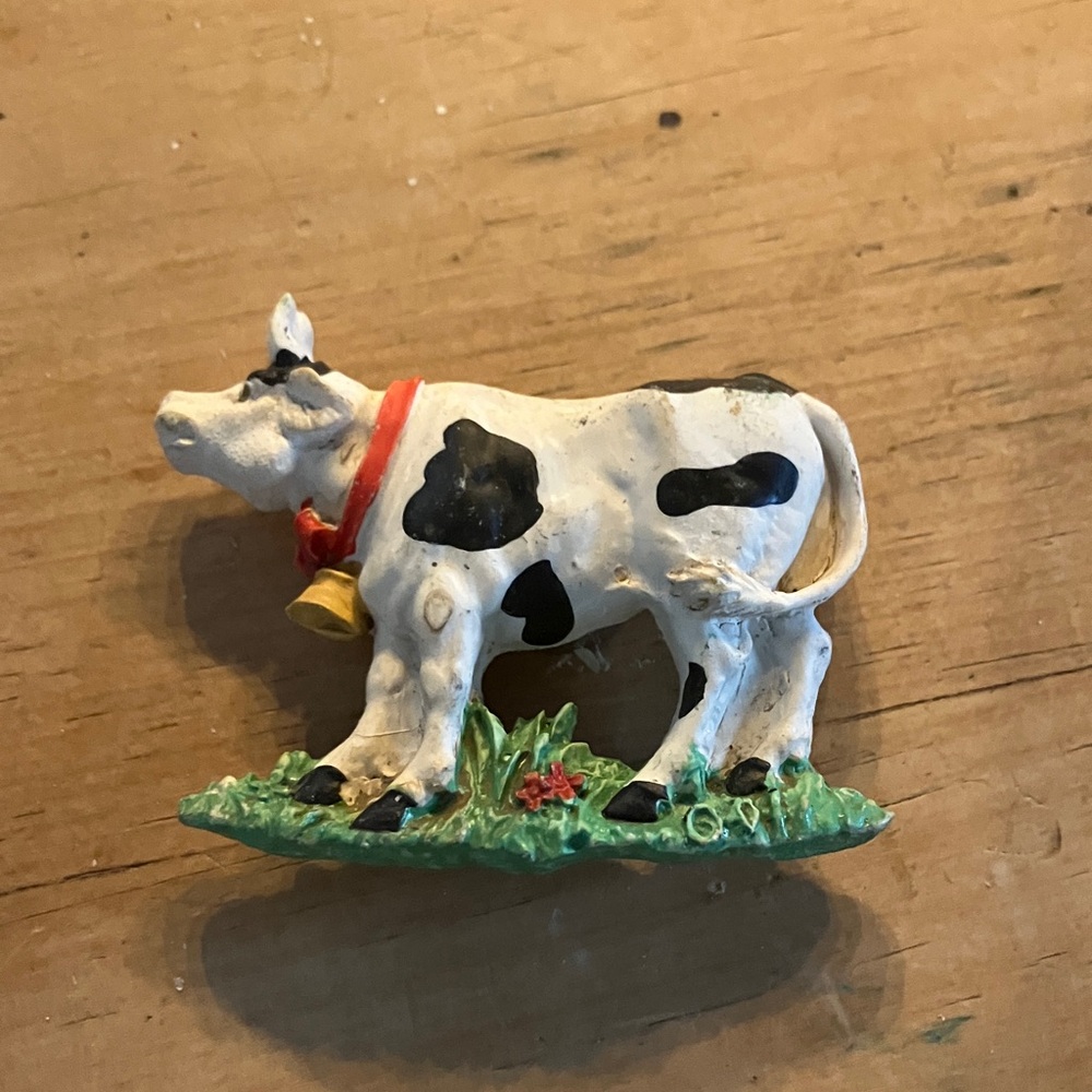 3 for 10 item! 

Vintage Cow Figurine Magnet